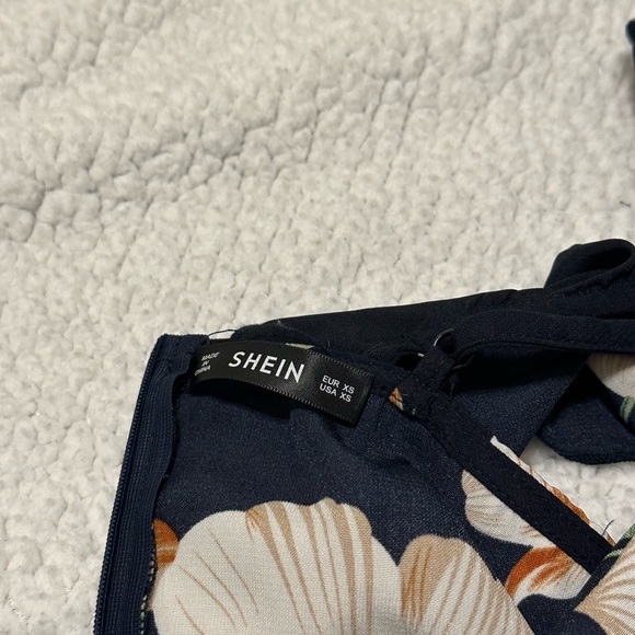 Summer Dress that was worn once, no longer fits 100% polyester - Picture 5 of 5